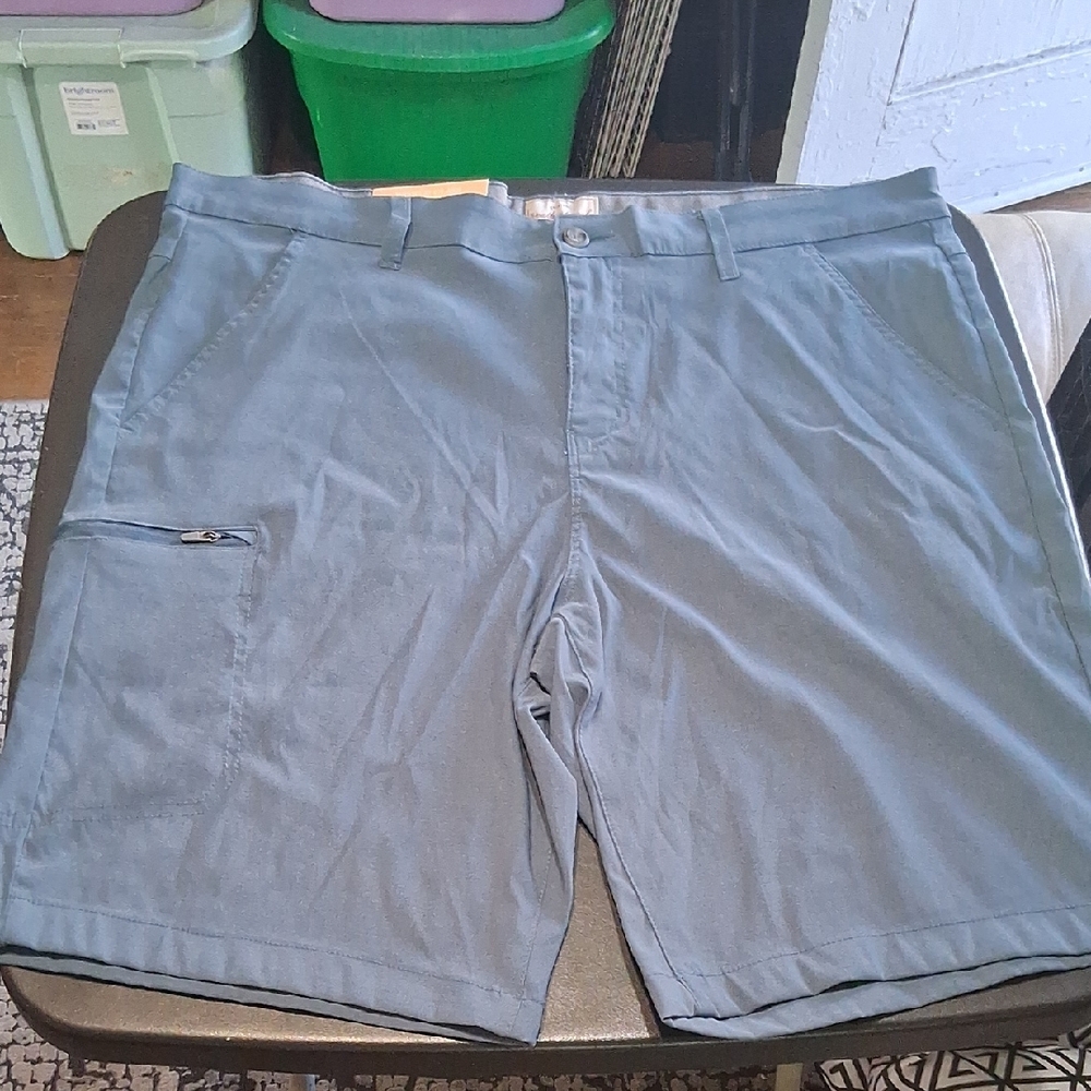 Blue Cargo Shorts with Relaxed Fit and Knee-Length Design